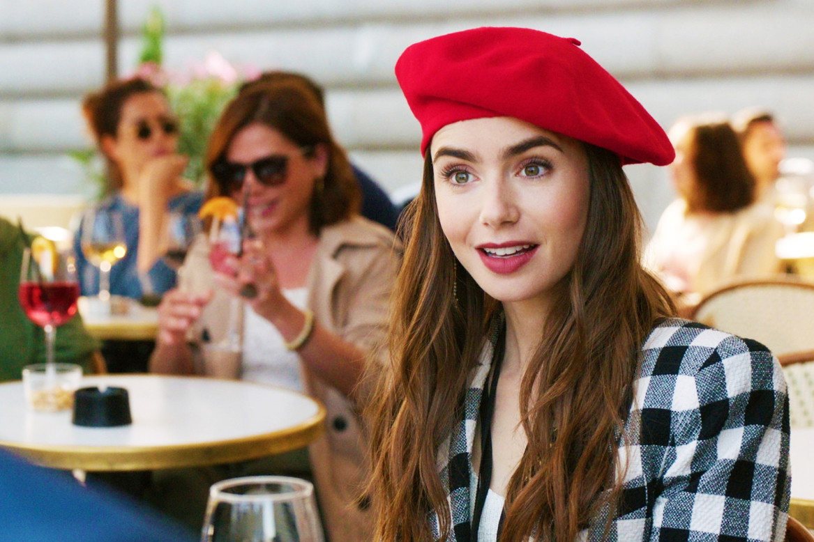 emily-w-paryzu-jakie-perfumy-i-kosmetyki-do-makijazu-wybiera-lily-collins