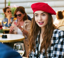 emily-w-paryzu-jakie-perfumy-i-kosmetyki-do-makijazu-wybiera-lily-collins