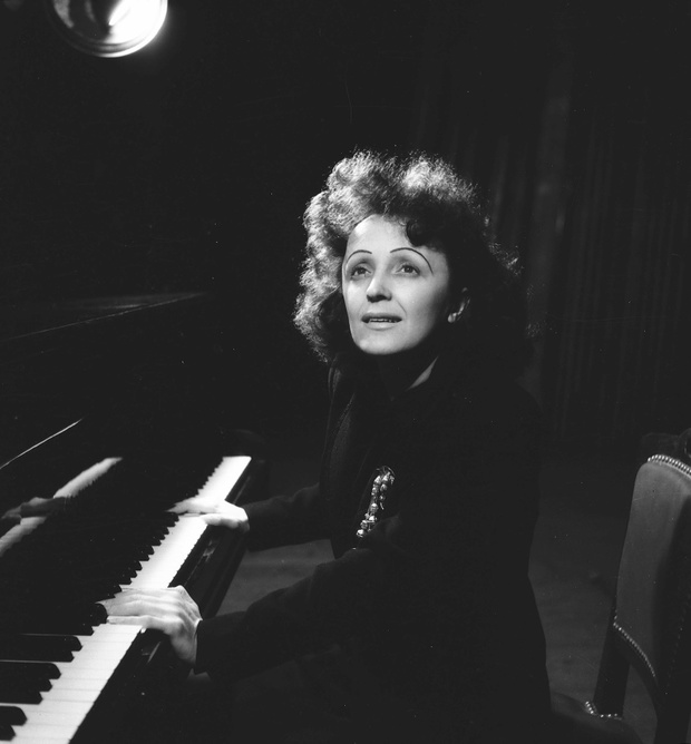 Edith Piaf (1915-1963), French singer, after 1945.