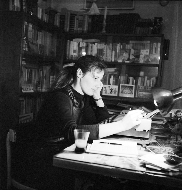 Poetka w swoim mieszkaniu