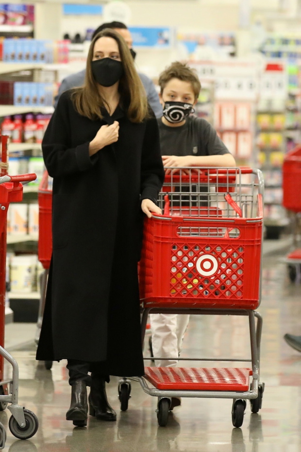 Angelina Jolie na czarno
