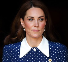 Księżna Kate w bluzce z kołnierzykiem