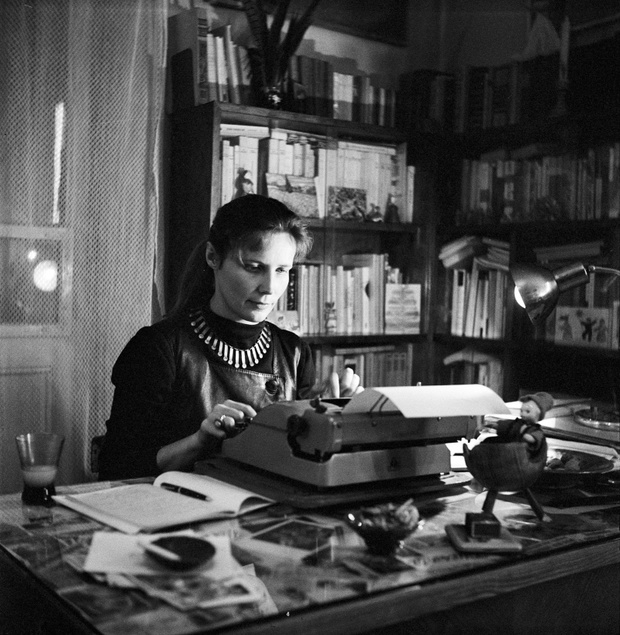 Poetka w swoim mieszkaniu
