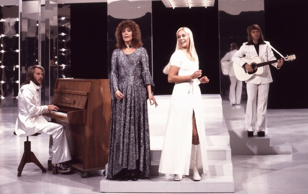 Benny Andersson, Anni-Frid (Frida) Lyngstad, Agnetha Fältskog, Björn Ulvaeus (v.l.n.re., Musikgruppe: 'ABBA'), Auftritt, Deutschland, Europa, Gitarre,