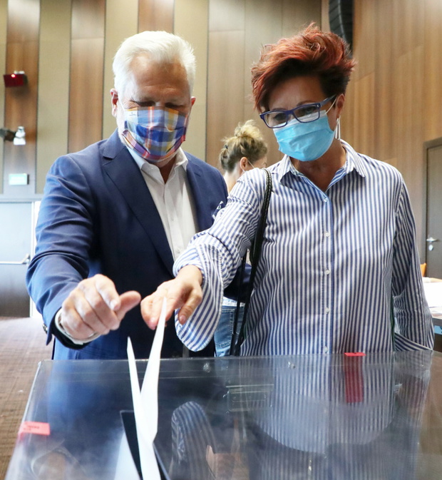 Druga tura wyborów prezydenckich 2020 - g?osuje Aleksander I Jolanta Kwa?niewscy
