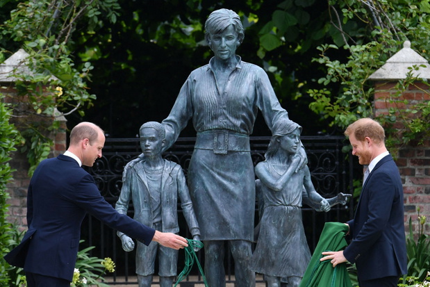 Harry i William ods?onili pomnik Diany