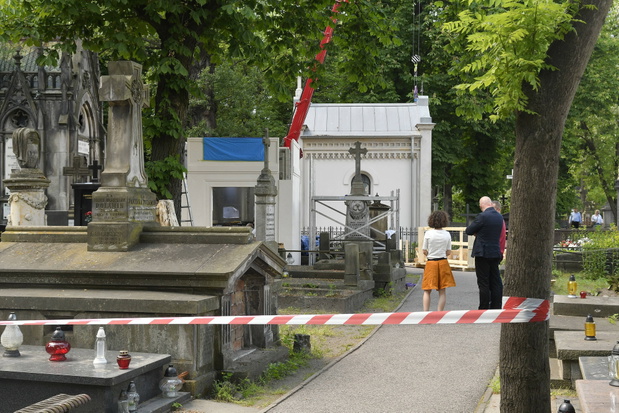 Przebudowa grobu Wo?niaka-Staraka na Pow?zkach