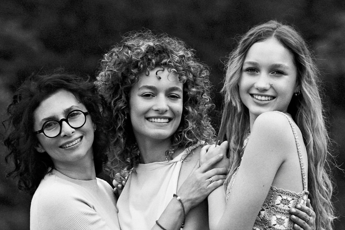 Aida Kosojan-Przybysz, Aida Kosojan-Przybysz z córkami, VIVA! 14/2021