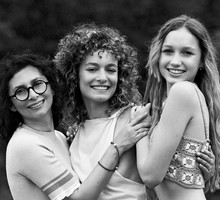 Aida Kosojan-Przybysz, Aida Kosojan-Przybysz z córkami, VIVA! 14/2021