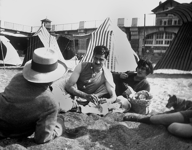 Coco Chanel and her lover Arthur " Boy " Capel (mustache) with Constent Say on the beach in Saint Jean de Luz in 1917