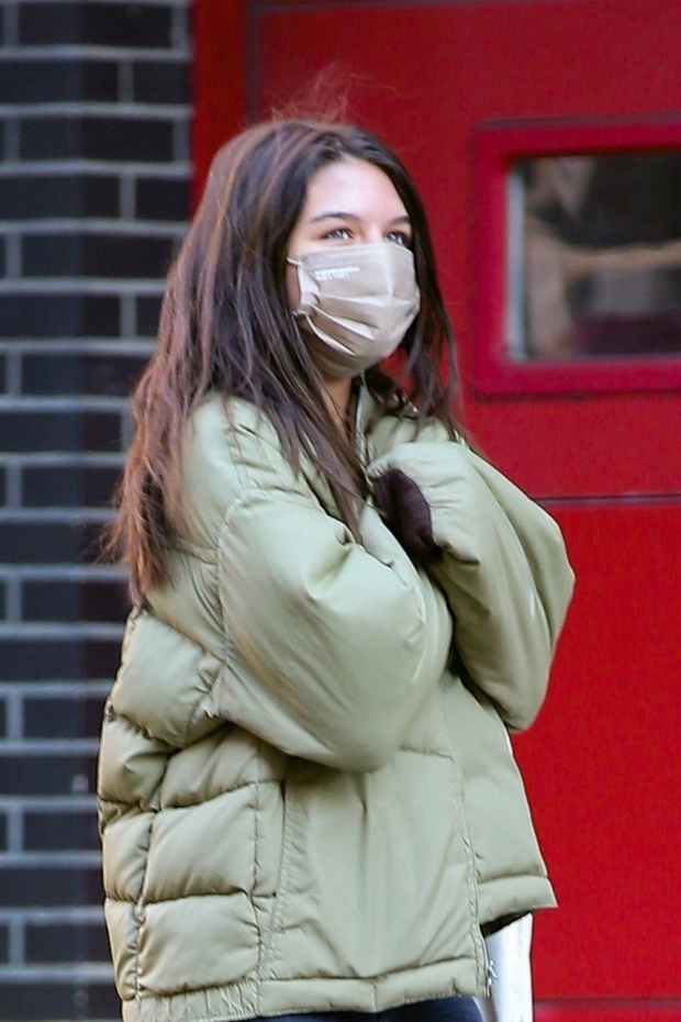Suri Cruise w oliwkowej kurtce
