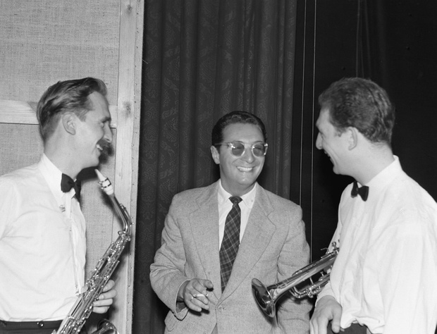 Leopold Tyrmand z muzykami na Festiwalu Jazzowym