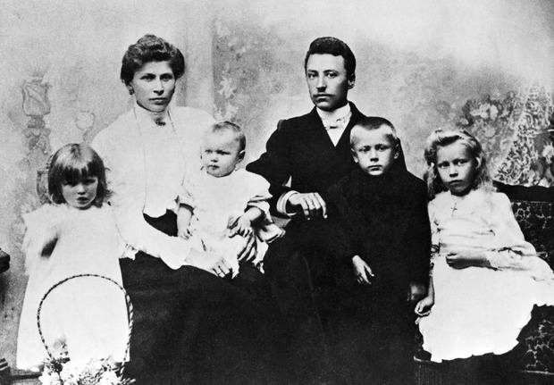 Stanislaw i Julianna Wyszynscy z dziecmi