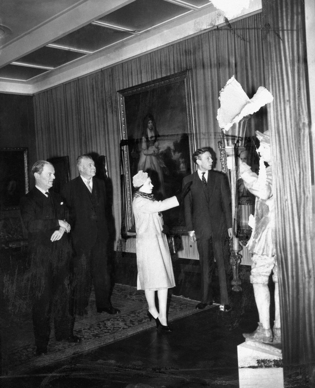 QUEEN + ANTHONY BLUNT : 1959