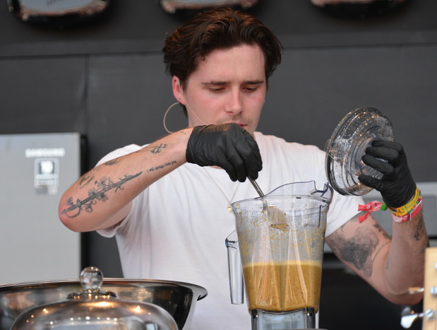 Brooklyn Beckham gotuje