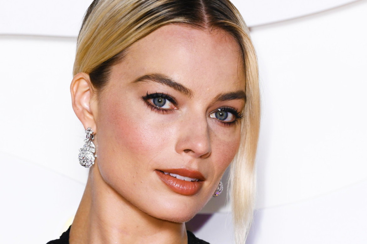 margot robbie z butelką chanel za 22 tys złotych