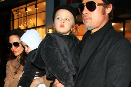 Brad Pitt, Angelina Jolie, Knox Jolie-Pitt, Vivienne Jolie-Pitt, 04.12.2010 rok