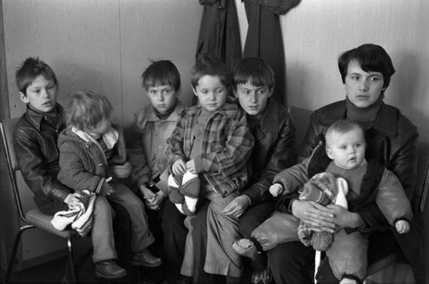 Lider Solidarnoci Lech Wa³êsa z rodzin¹ w Stoczni Gdañskiej