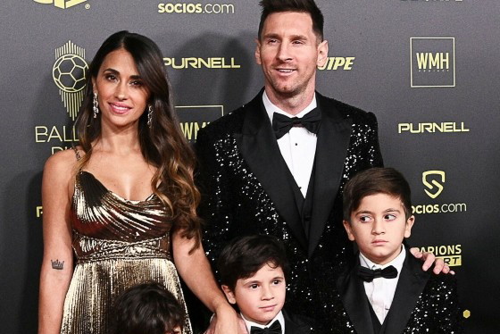 Leo Messi, żona Antonella Roccuzo, dzieci, synowie, Złota Piłka 2021, Paryż, 29.11.2021 rok