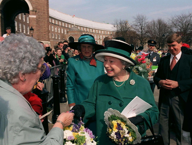 Queen Crowds Maundy Servic