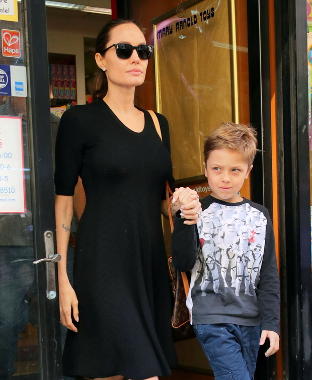 Angelina Jolie z synami na zakupach i w restauracji