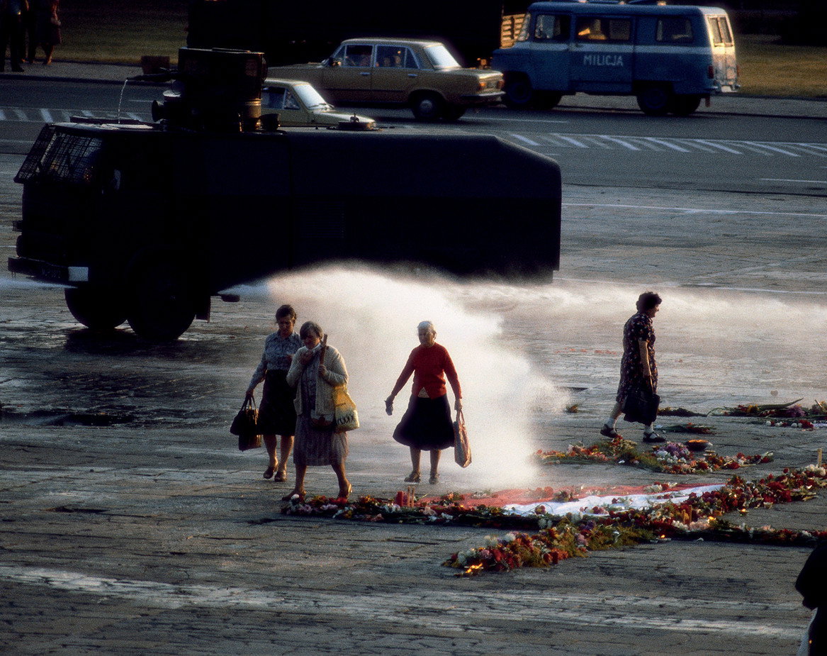 Krzyż kwietny na pl. Zwycięstwa w Warszawie. Niszczony przez milicję, był natychmiast odtwarzany, 1982