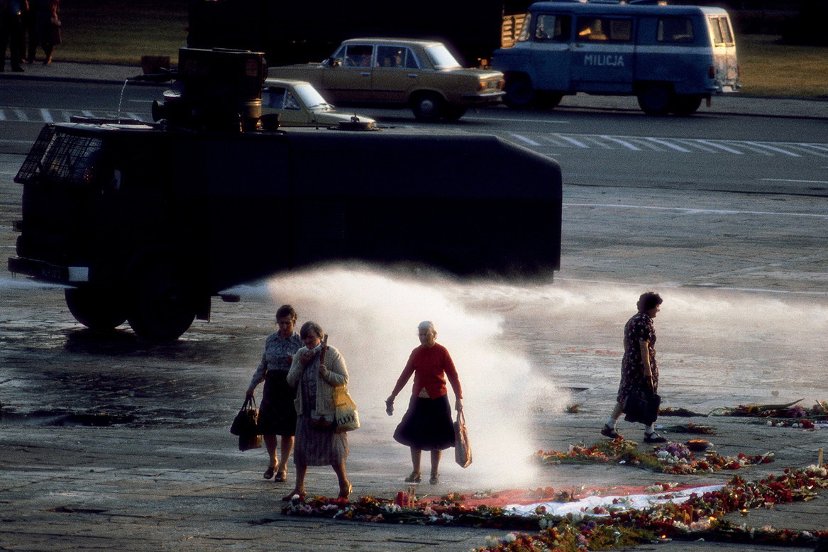 Krzyż kwietny na pl. Zwycięstwa w Warszawie. Niszczony przez milicję, był natychmiast odtwarzany, 1982