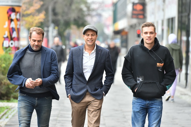 Pawe? Del?g z synami przed studiem DD TVN