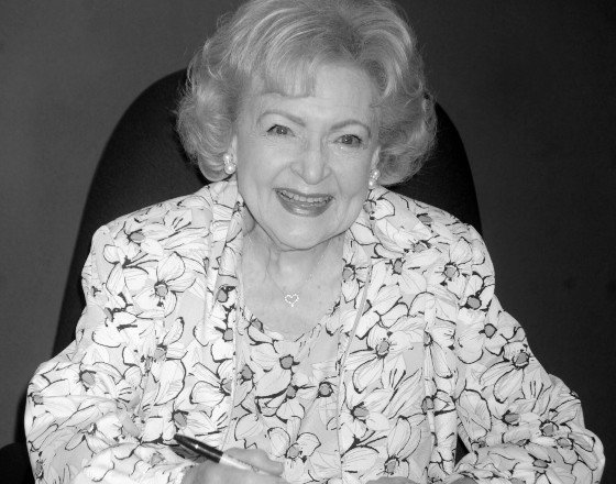 EN_00963091_0713 Betty White