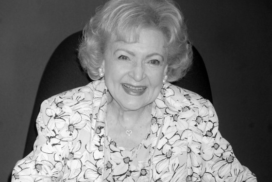 EN_00963091_0713 Betty White