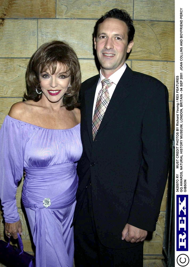 JOAN COLLINS NA GALI WRECZENIA NAGROD COSTUME DESIGNERS GUILD