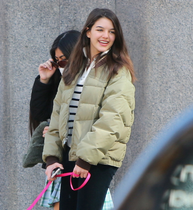 Suri Cruise z psem na spacerze