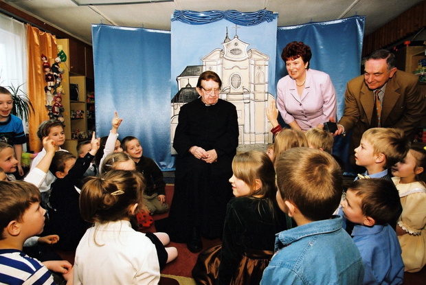 wizyta ksiedza Twardowskiego w przedszkolu, 2002