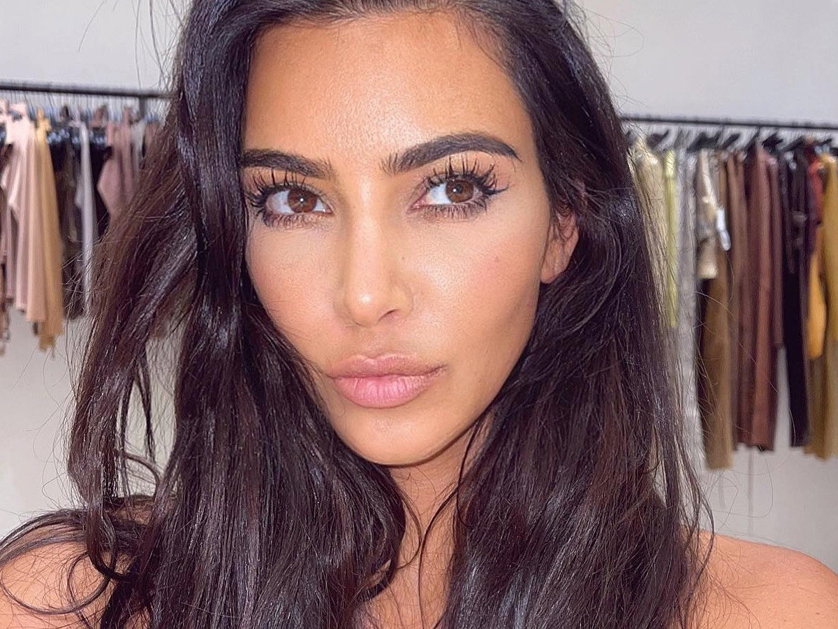 Kim Kardashian z mocno pomalowanymi rzęsami