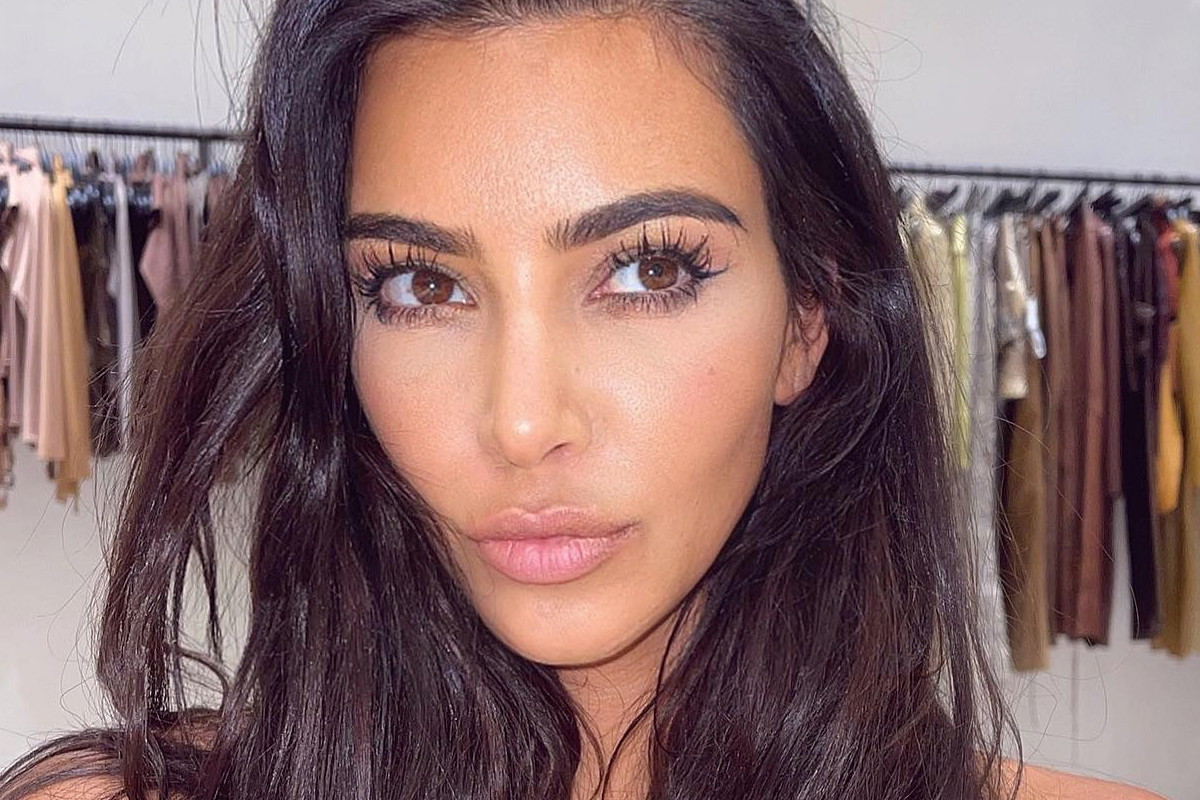 Kim Kardashian z mocno pomalowanymi rzęsami