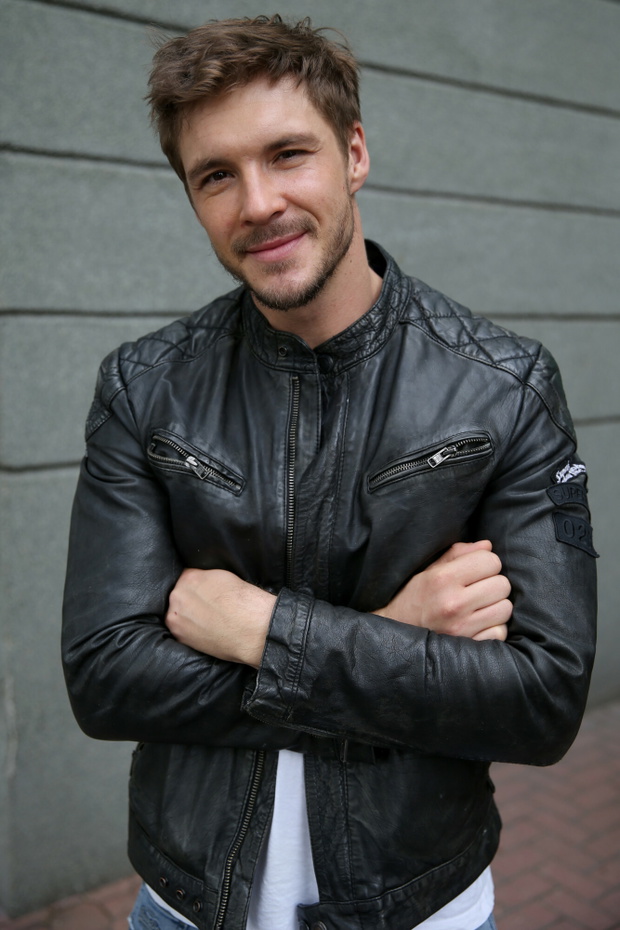 Miko?aj Roznerski przy samochodzie