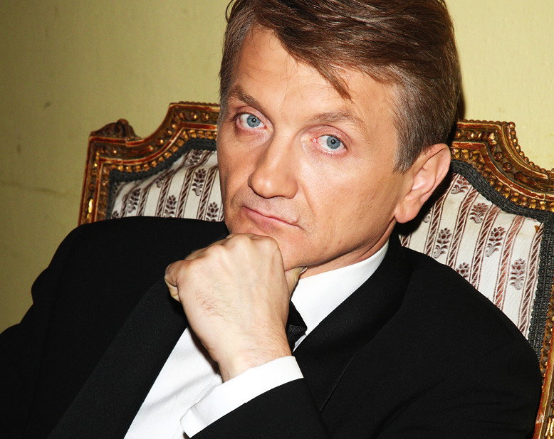 Dariusz Kowalski jako Janusz Tracz w „Plebanii”, 24.11.2008 rok, jamnik otwarciowe