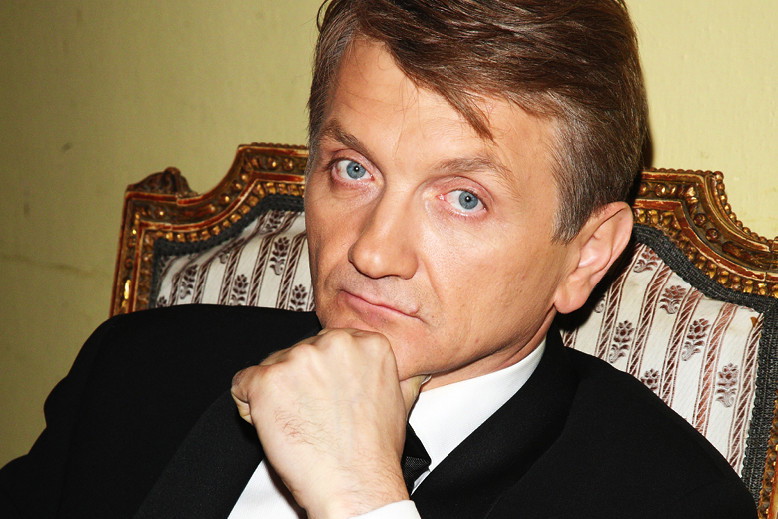 Dariusz Kowalski jako Janusz Tracz w „Plebanii”, 24.11.2008 rok, jamnik otwarciowe