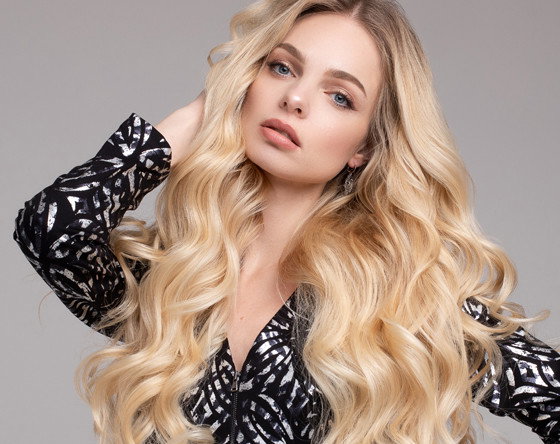 Modelka z długimi blond włosami