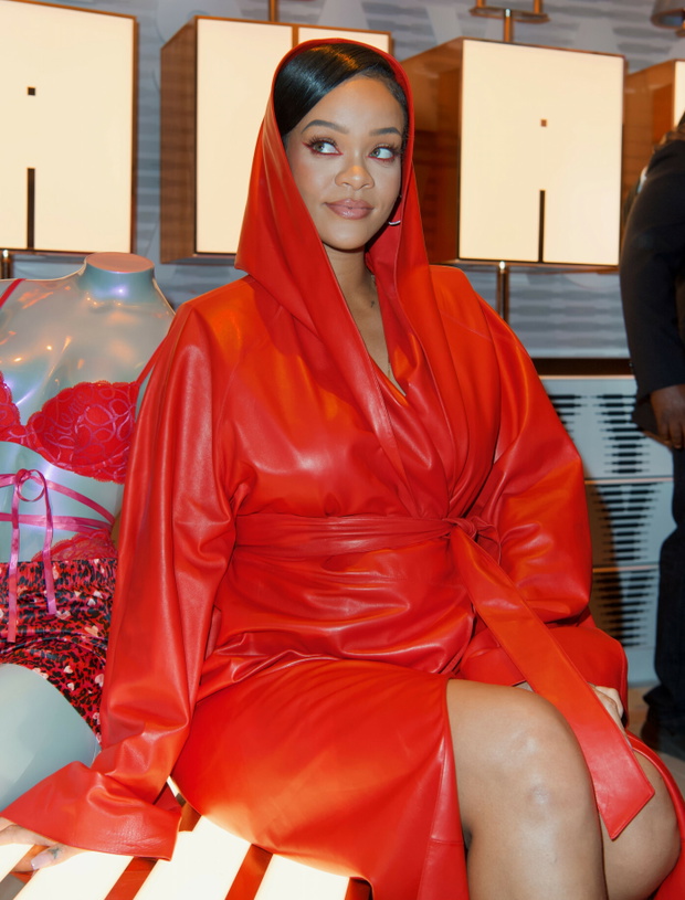 Rihanna w czerwonym p?aszczu