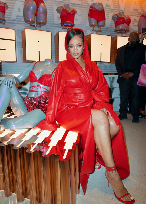 Rihanna w czerwonym p?aszczu