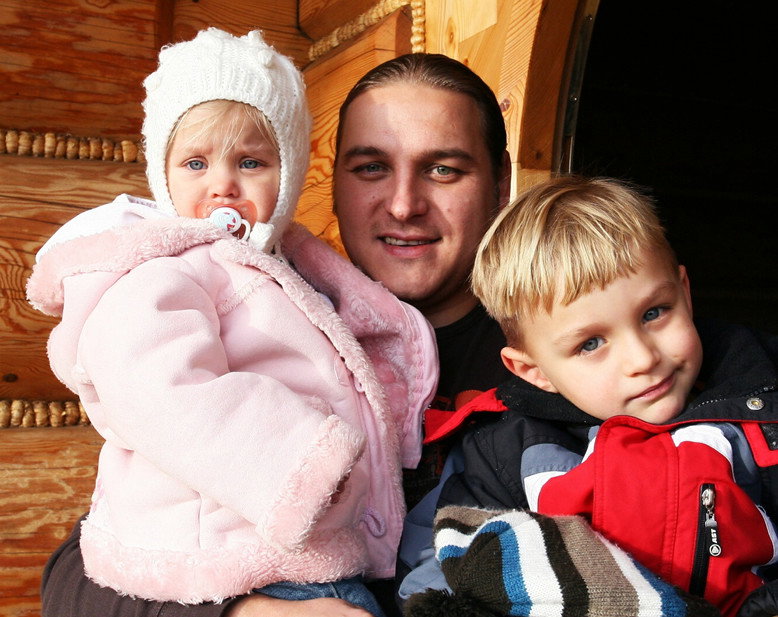 Łukasz Golec, syn Bartek Golec, córka Antonina Golec, Łodygowice koło Bielska, dom artysty, 05.01.2008 rok, jamnik - otwarciowe
