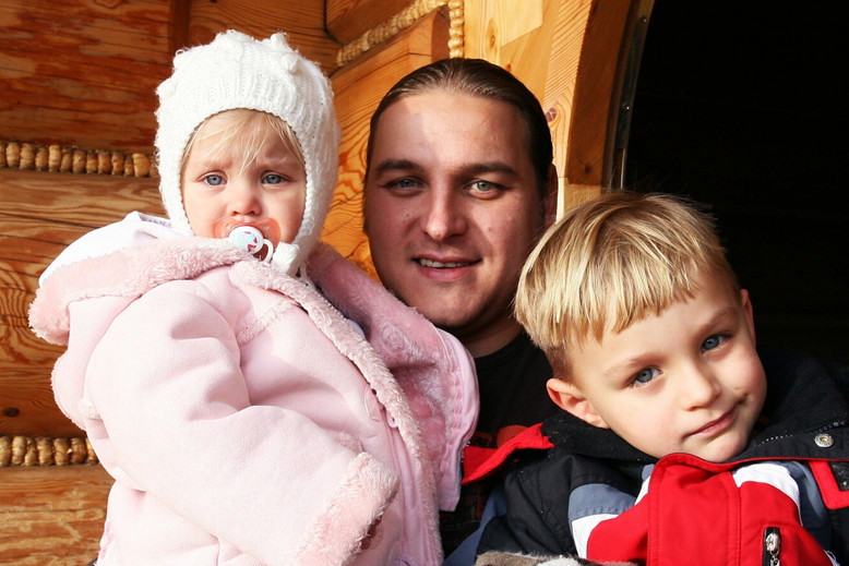 Łukasz Golec, syn Bartek Golec, córka Antonina Golec, Łodygowice koło Bielska, dom artysty, 05.01.2008 rok, jamnik - otwarciowe