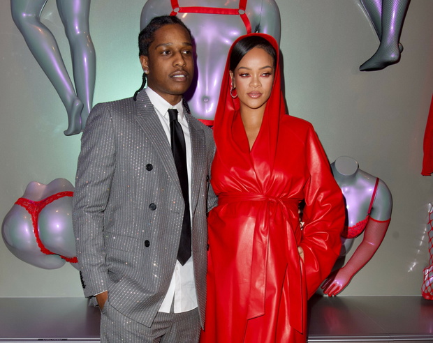 Rihanna w czerwonym p?aszczu