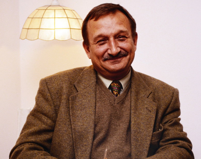 Kazimierz Kaczor w swoim mieszkaniu, Warszawa, około 1996 roku, jamnik - otwarciowe