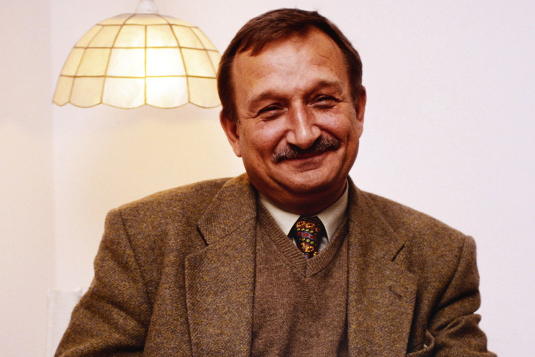 Kazimierz Kaczor w swoim mieszkaniu, Warszawa, około 1996 roku, jamnik - otwarciowe