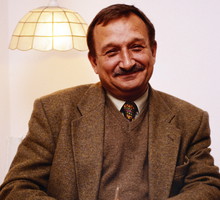 Kazimierz Kaczor w swoim mieszkaniu, Warszawa, około 1996 roku, jamnik - otwarciowe