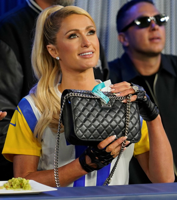 Paris Hilton i Carter Reum w takich samych koszulkach