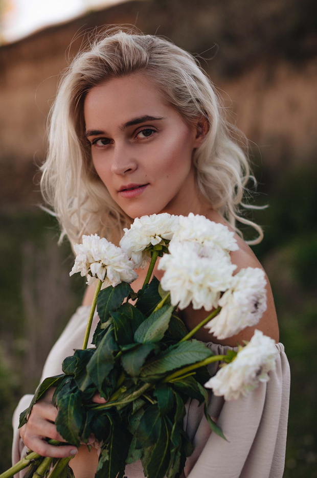 Portrait,Of,A,Beautiful,Blonde,Girl,With,Curly,Hair,,With