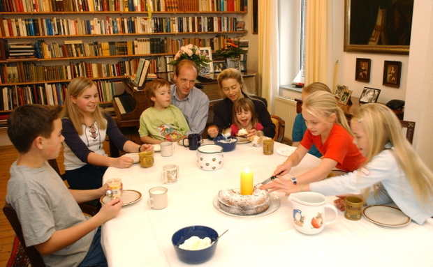 Leyen, Ursula v. d. - Politikerin, CDU, D - niedersächs. Ministerin Soz., Frauen, Familie, Gesundheit - mit ihren Kindern